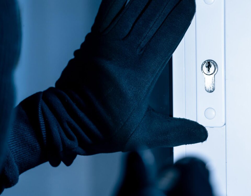 Burglar about to snap a euro profile lock